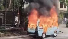 Korban dan angkotnya dibakar pelaku yang tak terima ditegur karena serobot antrean ngetem di Tanah Abang (Foto: Istimewa)