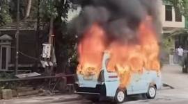 Korban dan angkotnya dibakar pelaku yang tak terima ditegur karena serobot antrean ngetem di Tanah Abang (Foto: Istimewa)