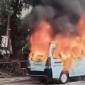 Korban dan angkotnya dibakar pelaku yang tak terima ditegur karena serobot antrean ngetem di Tanah Abang (Foto: Istimewa)