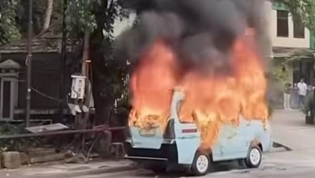 Korban dan angkotnya dibakar pelaku yang tak terima ditegur karena serobot antrean ngetem di Tanah Abang (Foto: Istimewa)