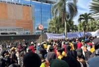 Massa aksi 21 April tiba di Kantor Gubernur Kaltim. (Foto: detikKalimantan/Riani Rahayu)