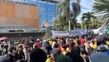 Massa aksi 21 April tiba di Kantor Gubernur Kaltim. (Foto: detikKalimantan/Riani Rahayu)