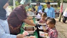 Makanan Bergizi Gratis (MBG) prasmanan yang disajikan SPPG Firdaus I Simpang Pasarodi, Desa Firdaus, Kecamatan Tanjung Beringin, Sergai di SDN 107967 Pelintahan disambut antusias siswa, Rabu (8/4/2026). (Antara/Darmawan)