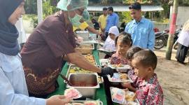 Makanan Bergizi Gratis (MBG) prasmanan yang disajikan SPPG Firdaus I Simpang Pasarodi, Desa Firdaus, Kecamatan Tanjung Beringin, Sergai di SDN 107967 Pelintahan disambut antusias siswa, Rabu (8/4/2026). (Antara/Darmawan)