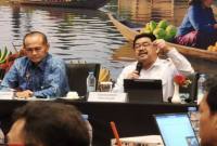 Kepala Dinas Komunikasi dan Informatika (Diskominfo) Provinsi Kalimantan Selatan, H Muhamad Muslim (kanan). (Foto: MC Kominfo Kalsel)
