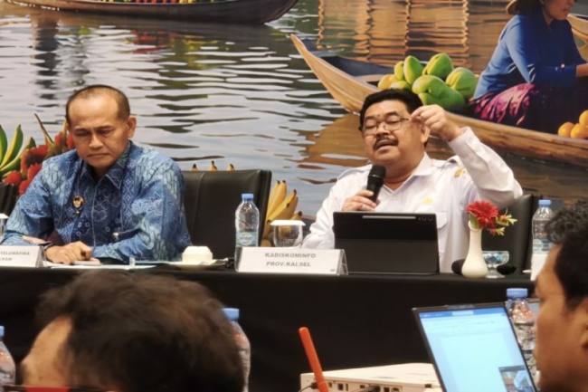 Kepala Dinas Komunikasi dan Informatika (Diskominfo) Provinsi Kalimantan Selatan, H Muhamad Muslim (kanan). (Foto: MC Kominfo Kalsel)
