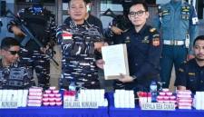 Pangkalan TNI AL (Lanal) Nunukan bersama Kantor Bea Cukai Kelas II Nunukan menggagalkan ribuan kosmetik ilegal dari Malaysia. (dok Pangkalan TNI AL Nunukan)