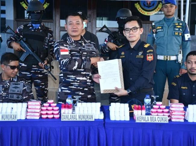 Pangkalan TNI AL (Lanal) Nunukan bersama Kantor Bea Cukai Kelas II Nunukan menggagalkan ribuan kosmetik ilegal dari Malaysia. (dok Pangkalan TNI AL Nunukan)