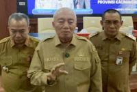Gubernur Muhidin didampingi sekda dan inspektur memberikan keterangan terkait WFH. Foto : Istimewa