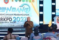 Gubernur Muhidin saat memberikan pemaranan di depan peserta Musrenbang. Foto : Istimewa