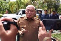 Gubernur Muhidin memberikan keterangan terkait Bendungan Riam Kiwa. Foto : Istimewa
