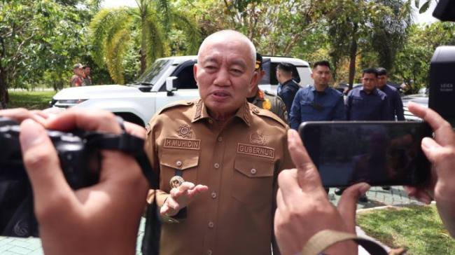 Gubernur Muhidin memberikan keterangan terkait Bendungan Riam Kiwa. Foto : Istimewa
