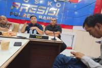 Kapolres Barito Utara, AKBP Singgih Febiyanto (kiri), didampingi Kasat Reskrim AKP Ricky Hermawan (tengah) dan Kasubsipenhumas, Iptu Novendra WP, memberikan keterangan kepada pers di Muara Teweh, Selasa (21/4/2026). (Foto: Istimewa)