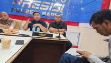 Kapolres Barito Utara, AKBP Singgih Febiyanto (kiri), didampingi Kasat Reskrim AKP Ricky Hermawan (tengah) dan Kasubsipenhumas, Iptu Novendra WP, memberikan keterangan kepada pers di Muara Teweh, Selasa (21/4/2026). (Foto: Istimewa)