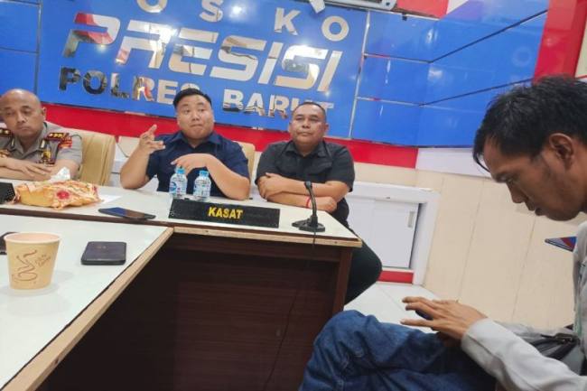 Kapolres Barito Utara, AKBP Singgih Febiyanto (kiri), didampingi Kasat Reskrim AKP Ricky Hermawan (tengah) dan Kasubsipenhumas, Iptu Novendra WP, memberikan keterangan kepada pers di Muara Teweh, Selasa (21/4/2026). (Foto: Istimewa)