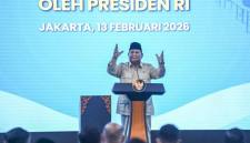 Presiden Prabowo Subianto menyampaikan pidato sambutan dalam peresmian secara serentak 1.072 Satuan Pelayanan Pemenuhan Gizi (SPPG) Polri se-Indonesia di SPPG Palmerah, Jakarta, Jumat (13/2/2026). (Antara/Galih Pradipta)