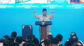 Presiden Prabowo Subianto memberikan sambutan pada acara groundbreaking 13 proyek hilirisasi tahap II yang dipusatkan di Kilang Pertamina RU IV CIlacap, Jawa Tengah, Rabu (29/4/2026). (Foto: Antara/Idhad Zakaria)