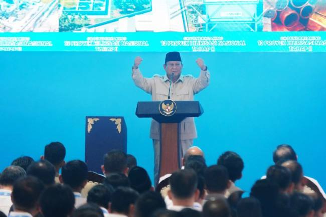 Presiden Prabowo Subianto memberikan sambutan pada acara groundbreaking 13 proyek hilirisasi tahap II yang dipusatkan di Kilang Pertamina RU IV CIlacap, Jawa Tengah, Rabu (29/4/2026). (Foto: Antara/Idhad Zakaria)