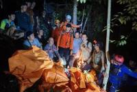 Proses evakuasi 8 jenazah korban helikopter jatuh di Sekadau. (Foto: Istimewa)