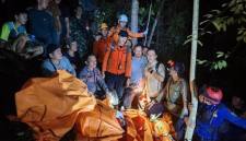 Proses evakuasi 8 jenazah korban helikopter jatuh di Sekadau. (Foto: Istimewa)