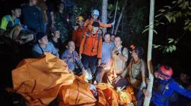 Proses evakuasi 8 jenazah korban helikopter jatuh di Sekadau. (Foto: Istimewa)