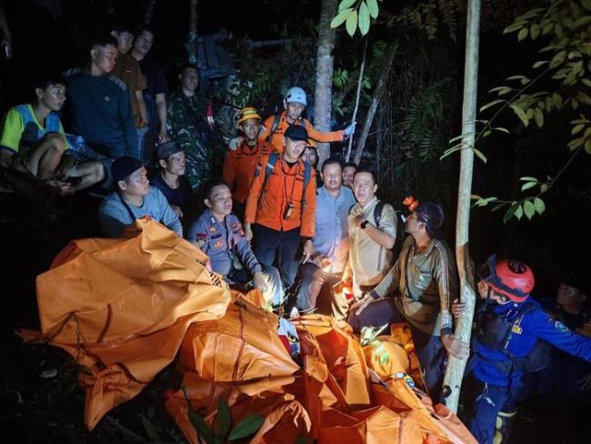 Proses evakuasi 8 jenazah korban helikopter jatuh di Sekadau. (Foto: Istimewa)