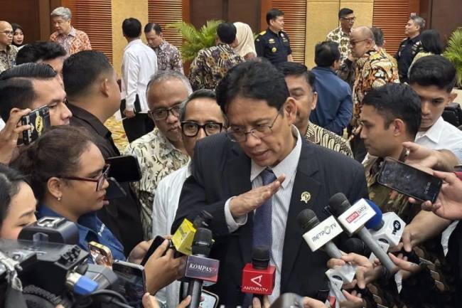 Menteri Keuangan Purbaya Yudhi Sadewa menjawab pertanyaan wartawan dalam wawancara cegat di kantor Kementerian Keuangan, Jakarta, Kamis (9/4/2026). (Antara/Imamatul Silfia)