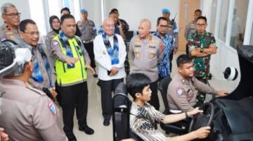 Kakorlantas Polri, Irjen Pol Agus Suryonugroho resmikan beroperasinya “Safety Driving Center” (ISDC), di Mapolda Kalsel), Rabu (8/4/2026) (SuarIndonesia/Ist)