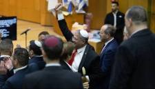 Itamar Ben-Gvir (tengah), Menteri Keamanan Nasional Israel dan para anggota parlemen merayakan setelah parlemen Israel mengesahkan undang-undang yang menyetujui hukuman mati bagi warga Palestina yang terbukti membunuh warga Israel, di Knesset, Yerusalem, Senin (30/3/2026). (AP Photo/Itay Cohen)