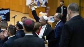 Itamar Ben-Gvir (tengah), Menteri Keamanan Nasional Israel dan para anggota parlemen merayakan setelah parlemen Israel mengesahkan undang-undang yang menyetujui hukuman mati bagi warga Palestina yang terbukti membunuh warga Israel, di Knesset, Yerusalem, Senin (30/3/2026). (AP Photo/Itay Cohen)