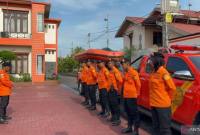 Kepala Kantor SAR Pontianak I Made Junetra memberikan pengarahan kepada timnya di kantor SAR Pontianak. (SAR Pontianak)
