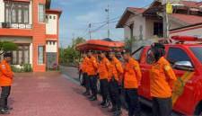 Kepala Kantor SAR Pontianak I Made Junetra memberikan pengarahan kepada timnya di kantor SAR Pontianak. (SAR Pontianak)

