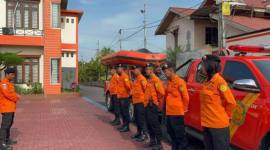 Kepala Kantor SAR Pontianak I Made Junetra memberikan pengarahan kepada timnya di kantor SAR Pontianak. (SAR Pontianak)
