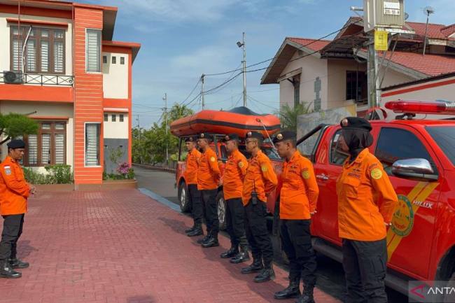Kepala Kantor SAR Pontianak I Made Junetra memberikan pengarahan kepada timnya di kantor SAR Pontianak. (SAR Pontianak)
