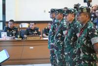 Terdakwa kasus penyiraman air keras kepada aktivis KontraS Andrie Yunus, Lettu Sami Lakka (kanan), Kapten Nandala Dwi Prasetya (kedua kanan), Lettu Budhi Hariyanto Cahyono (ketiga kanan) dan Serda Edi Sudarko (keempat kanan) menjalani sidang pembacaan dakwaan di Pengadilan Militer II-08, Jakarta, Rabu (29/4/2026). Sidang tersebut beragendakan pembacaan dakwaan oleh Oditur Militer terkait kasus penyiraman air keras kepada aktivis KontraS, Andrie Yunus pada 12 Maret 2026. (Foto: Antara/Fauzan)
