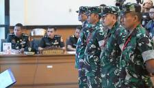 Terdakwa kasus penyiraman air keras kepada aktivis KontraS Andrie Yunus, Lettu Sami Lakka (kanan), Kapten Nandala Dwi Prasetya (kedua kanan), Lettu Budhi Hariyanto Cahyono (ketiga kanan) dan Serda Edi Sudarko (keempat kanan) menjalani sidang pembacaan dakwaan di Pengadilan Militer II-08, Jakarta, Rabu (29/4/2026). Sidang tersebut beragendakan pembacaan dakwaan oleh Oditur Militer terkait kasus penyiraman air keras kepada aktivis KontraS, Andrie Yunus pada 12 Maret 2026. (Foto: Antara/Fauzan)
