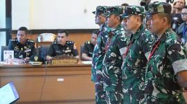 Terdakwa kasus penyiraman air keras kepada aktivis KontraS Andrie Yunus, Lettu Sami Lakka (kanan), Kapten Nandala Dwi Prasetya (kedua kanan), Lettu Budhi Hariyanto Cahyono (ketiga kanan) dan Serda Edi Sudarko (keempat kanan) menjalani sidang pembacaan dakwaan di Pengadilan Militer II-08, Jakarta, Rabu (29/4/2026). Sidang tersebut beragendakan pembacaan dakwaan oleh Oditur Militer terkait kasus penyiraman air keras kepada aktivis KontraS, Andrie Yunus pada 12 Maret 2026. (Foto: Antara/Fauzan)
