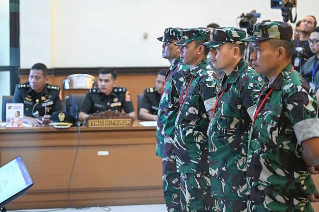 Terdakwa kasus penyiraman air keras kepada aktivis KontraS Andrie Yunus, Lettu Sami Lakka (kanan), Kapten Nandala Dwi Prasetya (kedua kanan), Lettu Budhi Hariyanto Cahyono (ketiga kanan) dan Serda Edi Sudarko (keempat kanan) menjalani sidang pembacaan dakwaan di Pengadilan Militer II-08, Jakarta, Rabu (29/4/2026). Sidang tersebut beragendakan pembacaan dakwaan oleh Oditur Militer terkait kasus penyiraman air keras kepada aktivis KontraS, Andrie Yunus pada 12 Maret 2026. (Foto: Antara/Fauzan)
