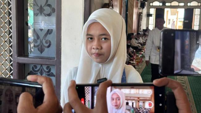 Sofia Kamila (13) jemaah haji termuda asal Kalsel. (detikKalimantan/Khairun Nisa)