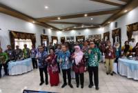 Sekdaprov Kalsel foto bersama dengan peserta rakornis wasdal. Foto : Istimewa