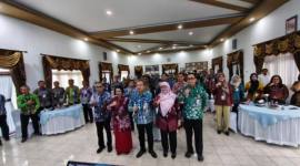 Sekdaprov Kalsel foto bersama dengan peserta rakornis wasdal. Foto : Istimewa