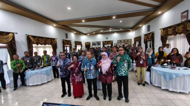 Sekdaprov Kalsel foto bersama dengan peserta rakornis wasdal. Foto : Istimewa