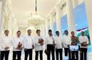 Ketua Komisi Percepatan Reformasi Polri (KPRP) Jimly Asshiddiqie (kelima kiri) memberikan pernyataan pers di Istana Merdeka, Jakarta, Selasa (5/5/2026). (Foto: Antara/Maria C Galuh)