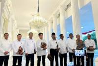 Ketua Komisi Percepatan Reformasi Polri (KPRP) Jimly Asshiddiqie (kelima kiri) memberikan pernyataan pers di Istana Merdeka, Jakarta, Selasa (5/5/2026). (Foto: Antara/Maria C Galuh)