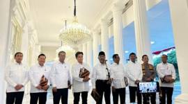 Ketua Komisi Percepatan Reformasi Polri (KPRP) Jimly Asshiddiqie (kelima kiri) memberikan pernyataan pers di Istana Merdeka, Jakarta, Selasa (5/5/2026). (Foto: Antara/Maria C Galuh)