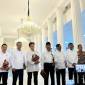 Ketua Komisi Percepatan Reformasi Polri (KPRP) Jimly Asshiddiqie (kelima kiri) memberikan pernyataan pers di Istana Merdeka, Jakarta, Selasa (5/5/2026). (Foto: Antara/Maria C Galuh)