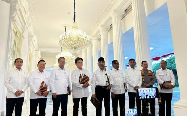 Ketua Komisi Percepatan Reformasi Polri (KPRP) Jimly Asshiddiqie (kelima kiri) memberikan pernyataan pers di Istana Merdeka, Jakarta, Selasa (5/5/2026). (Foto: Antara/Maria C Galuh)