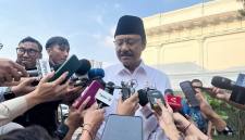 Menteri Sosial Saifullah Yusuf menjawab pertanyaan wartawan di Kompleks Istana Kepresidenan, Jakarta, Selasa (12/5/2026). (Foto: Antara/Fathur Rochman)