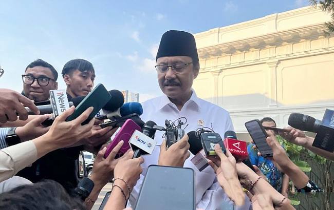 Menteri Sosial Saifullah Yusuf menjawab pertanyaan wartawan di Kompleks Istana Kepresidenan, Jakarta, Selasa (12/5/2026). (Foto: Antara/Fathur Rochman)