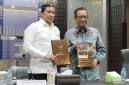 Anggota Komisi Percepatan Reformasi Polri (KPRP) Jenderal Polisi (Purn) Ahmad Dofiri (kiri) dan Mahfud MD (kanan) menunjukkan buku hasil rekomendasi reformasi Polri dalam konferensi pers di Jakarta Selatan, Rabu (6/5/2026). (Foto: Antara/Nadia P Rahmani)